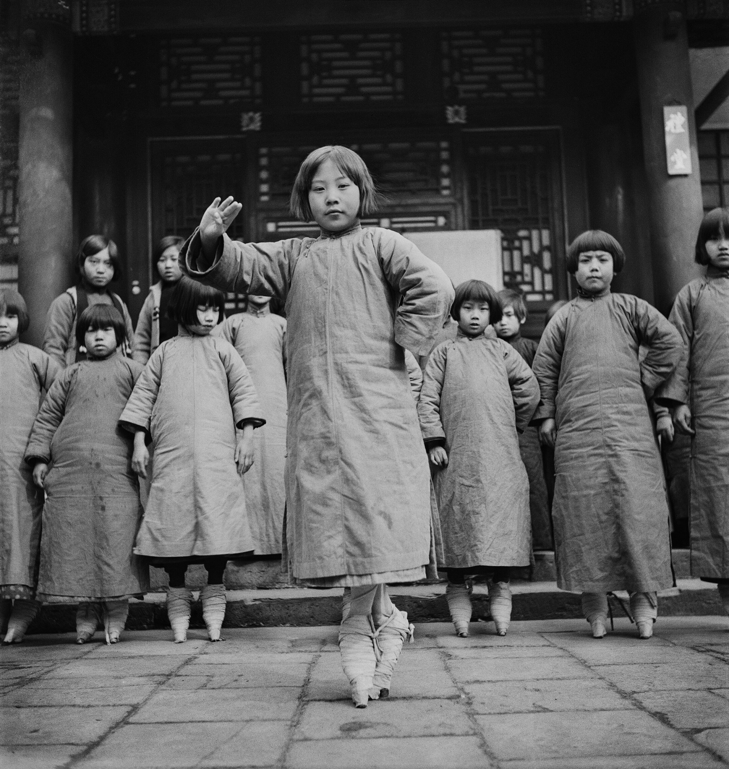 Foto02 De modelleerling Beijing China 1931 1934 © EllenThorbecke Nederlands Fotomuseum - Ellen Thorbecke | Ellen Thorbecke - Book |  - Ellen Thorbecke